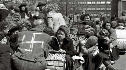 Als Nazis gebrandmarkt. In Prag internierte Sudetendeutsche warten im Juli 1945 auf ihre Deportation nach Deutschland.