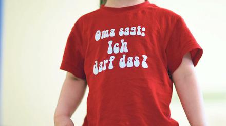 Das T-Shirt dieses Kindes sagt alles. So ungefähr ist es auch bei der Tochter unserer Autorin, wenn sie mit der Großmutter zusammen ist. 