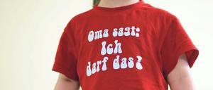 Das T-Shirt dieses Kindes sagt alles. So ungefähr ist es auch bei der Tochter unserer Autorin, wenn sie mit der Großmutter zusammen ist.