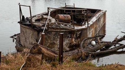 Ein ausgebranntes Boot liegt am 23.03.2017 am Ufer der Rummelsburger Bucht in Berlin.