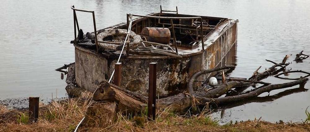Ein ausgebranntes Boot liegt am 23.03.2017 am Ufer der Rummelsburger Bucht in Berlin.