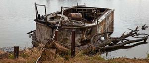 Ein ausgebranntes Boot liegt am 23.03.2017 am Ufer der Rummelsburger Bucht in Berlin.