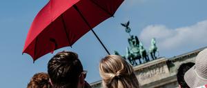 Schutz vor der Sonne: Berlin-Touristen mit Schirm am Brandenburger Tor (Archivbild)