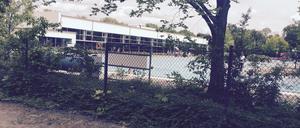 Die Schwimmhalle wiederum bietet ein laut Bäderbetriebe ein "50-m-Becken (28 °C), Sprungbecken mit 1-m- und 3-m-Sprungbrett und Nichtschwimmerbecken". 