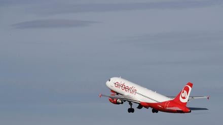 Anfang Juni war bekannt geworden, dass Air Berlin Voranfragen bei den Landesregierungen an den beiden Standorten Berlin und Düsseldorf sowie beim Bund gestellt hatte.