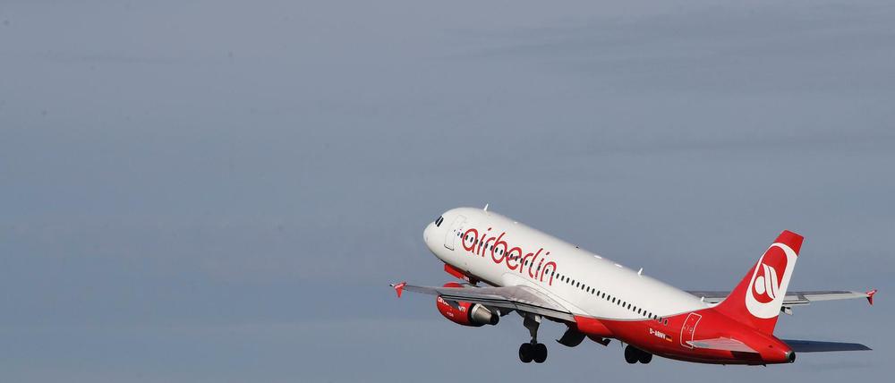 Anfang Juni war bekannt geworden, dass Air Berlin Voranfragen bei den Landesregierungen an den beiden Standorten Berlin und Düsseldorf sowie beim Bund gestellt hatte.