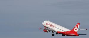 Anfang Juni war bekannt geworden, dass Air Berlin Voranfragen bei den Landesregierungen an den beiden Standorten Berlin und Düsseldorf sowie beim Bund gestellt hatte.