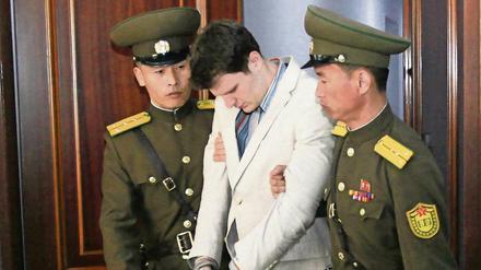 Fataler Fehler. Otto Warmbier wurde zu 15 Jahren Schwerstarbeit verurteilt, weil er versucht haben soll, ein Propaganda-Banner zu stehlen.