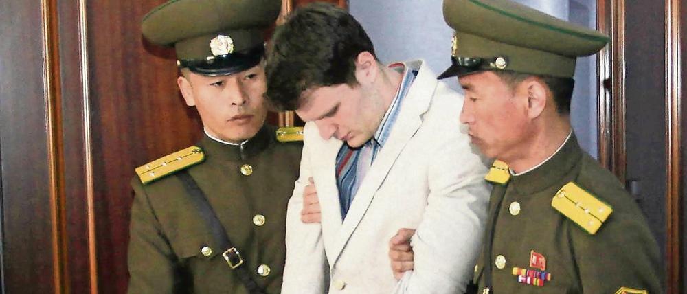 Fataler Fehler. Otto Warmbier wurde zu 15 Jahren Schwerstarbeit verurteilt, weil er versucht haben soll, ein Propaganda-Banner zu stehlen.