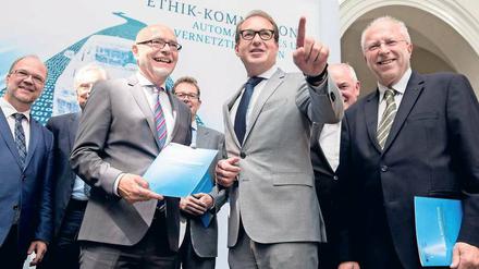 Pionierarbeit. Udo Di Fabio, ehemaliger Verfassungsrichter, überreichte am Dienstag Bundesverkehrsminister Alexander Dobrindt (CSU) in Berlin den Bericht der 2016 eingesetzten Ethik-Kommission. Foto: Kay Nietfeld/dpa