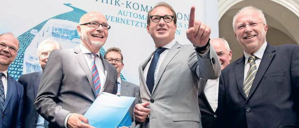Pionierarbeit. Udo Di Fabio, ehemaliger Verfassungsrichter, überreichte am Dienstag Bundesverkehrsminister Alexander Dobrindt (CSU) in Berlin den Bericht der 2016 eingesetzten Ethik-Kommission. Foto: Kay Nietfeld/dpa