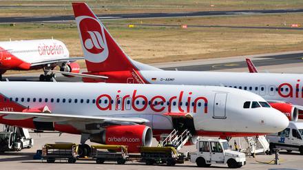 Am Boden. Air Berlin bastelt am Mythos der Eigenrettung. Der stimmt aber nur bedingt.