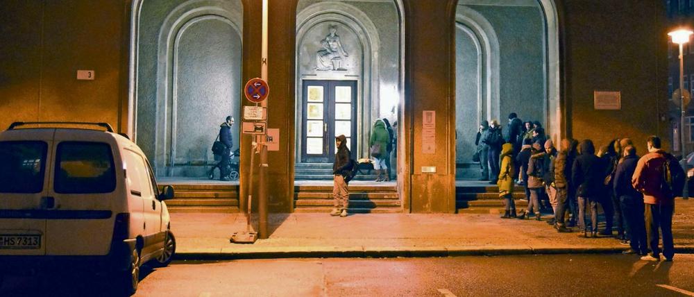 Geduldsprobe vor der Heirat. Frühmorgendliche Warteschlange vor dem Standesamt in Mitte. 