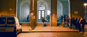 Geduldsprobe vor der Heirat. Frühmorgendliche Warteschlange vor dem Standesamt in Mitte.