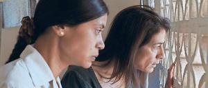 Die Wahrheit ist das erste Opfer des Krieges. Hiam Abbass (rechts) spielt eine dreifache Mutter, die das Leben ihrer Familie zu schützen versucht. Ihr zur Seite steht das Dienstmädchen Delhani (Juliette Navis).