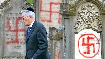 Die Erfassung von Hasskriminalität gegen Juden, Muslime, Christen, Schwule, Behinderte und weitere Bevölkerungsgruppen soll künftig ausgeweitet werden. Foto: C. Hartmann/dpa