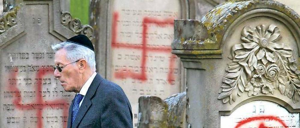 Die Erfassung von Hasskriminalität gegen Juden, Muslime, Christen, Schwule, Behinderte und weitere Bevölkerungsgruppen soll künftig ausgeweitet werden. Foto: C. Hartmann/dpa
