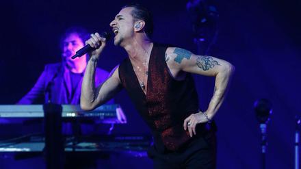 Rote Schuhe, schwarze Weste - und nichts drunter. Depeche Mode-Sänger Dave Gahan begeistert das Publikum im Berliner Olympiastadion.