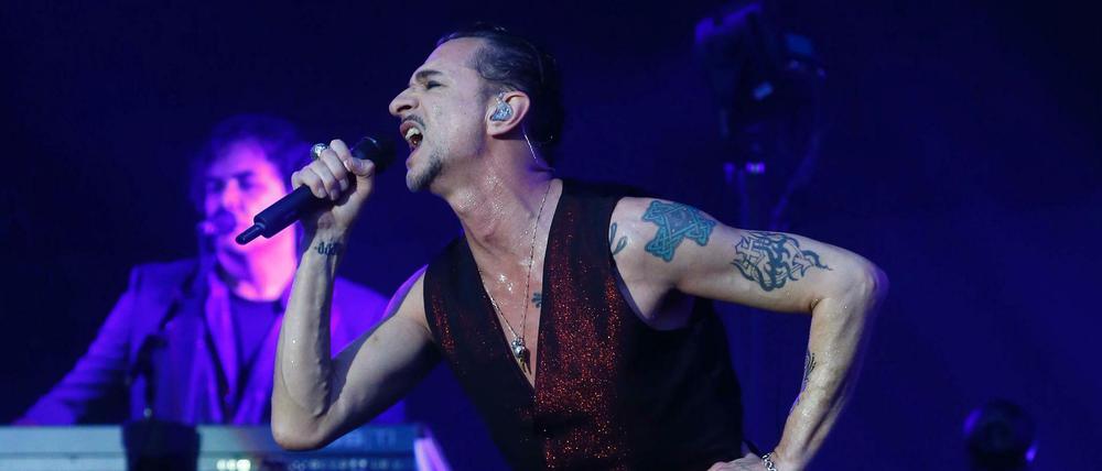 Rote Schuhe, schwarze Weste - und nichts drunter. Depeche Mode-Sänger Dave Gahan begeistert das Publikum im Berliner Olympiastadion.