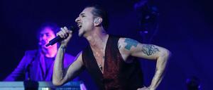 Rote Schuhe, schwarze Weste - und nichts drunter. Depeche Mode-Sänger Dave Gahan begeistert das Publikum im Berliner Olympiastadion.