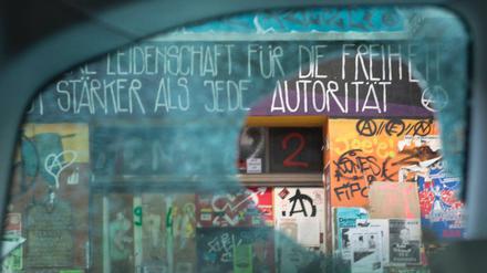 Eine zerstörte Autoscheibe am vergangenen Woche vor dem Haus Nr. 94 in der Rigaer Straße.