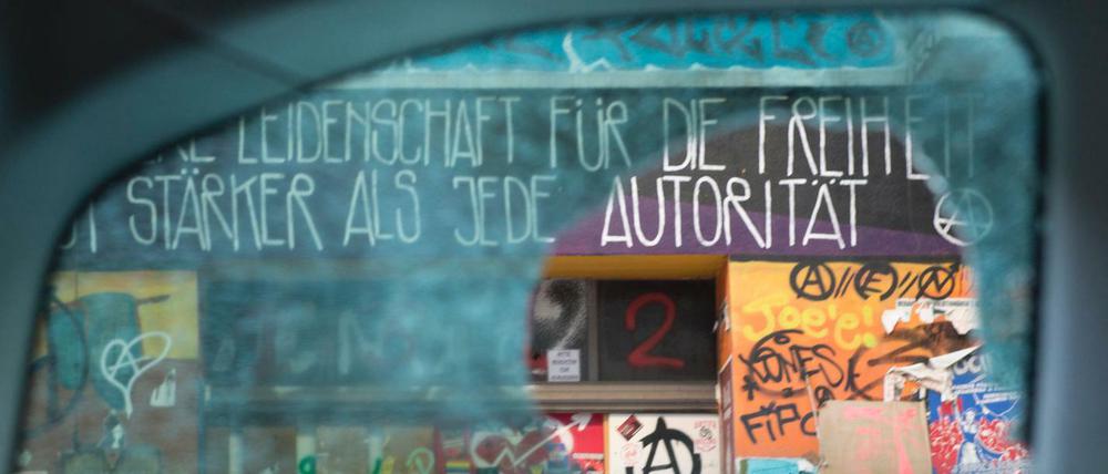 Eine zerstörte Autoscheibe am vergangenen Woche vor dem Haus Nr. 94 in der Rigaer Straße.