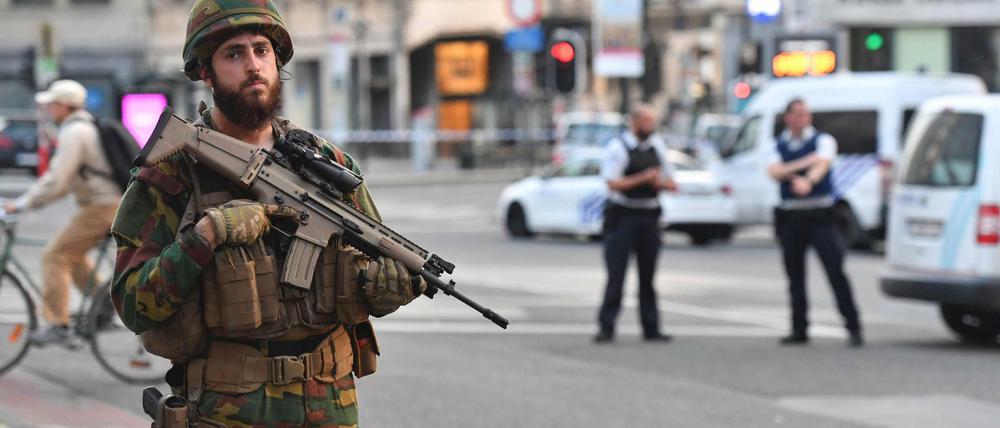Ein Soldat vor dem Bahnhof Central in Brüssel. Nach einer Explosion ist der Bahnhof geräumt worden.