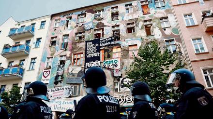 In der Rigaer Straße flogen zuletzt immer wieder Steine auf Polizisten. 