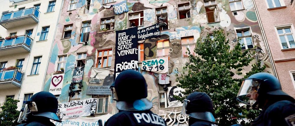In der Rigaer Straße flogen zuletzt immer wieder Steine auf Polizisten. 