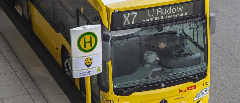 Der Bus X7 verbindet das BER-Terminal mit dem Berliner U-Bahnhof Rudow.