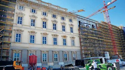 Auf der Nordseite des Schlossneubaus wurde ein rund 30 Meter breiter Abschnitt der Putzfassade mit den Sandsteinverkleidungen von Baugerüsten befreit. 