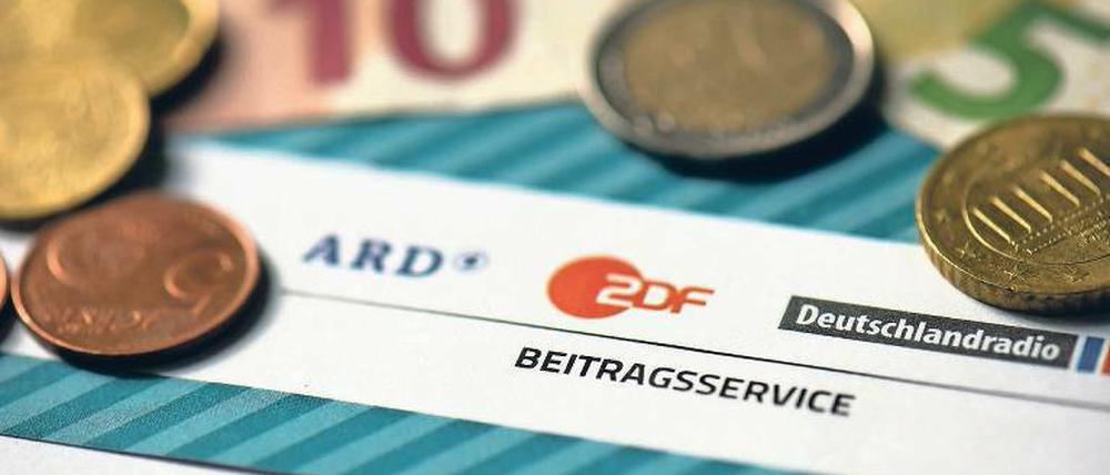 Öffentlich-rechtlicher Obolus. Aktuell beträgt der Beitrag 17,50 Euro pro Haushalt im Monat. Auf diese Höhe ist er bis 2020 festgelegt, danach könnte er steigen.