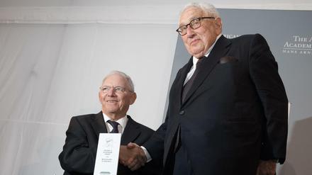 Bundesfinanzminister Wolfgang Schäuble erhält von Henry A. Kissinger den Henry A. Kissinger Preis, den die American Academy in Berlin verleiht. 