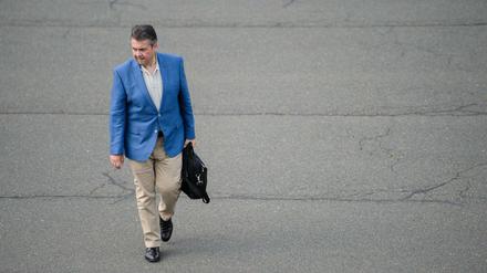 Bundesaußenminister Sigmar Gabriel (SPD) auf dem militärischen Teil des Flughafens Tegel in Berlin.