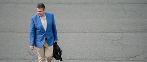 Bundesaußenminister Sigmar Gabriel (SPD) auf dem militärischen Teil des Flughafens Tegel in Berlin.