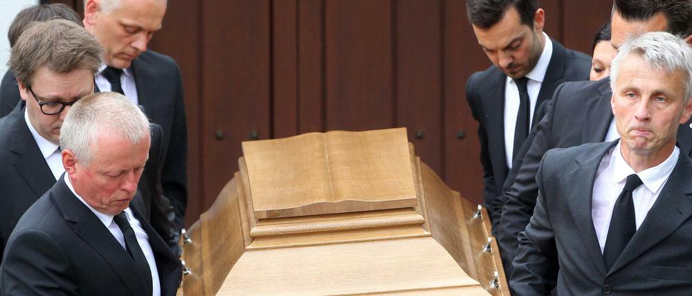 Bestatter tragen einen Sarg aus dem Haus der verstorbenen Bundeskanzlers Helmut Kohl.