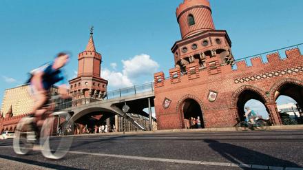 Ein Radfahrer rast über die Oberbaumbrücke in Berlin. Ein Drittel hält Radfahrer für rücksichtslos.