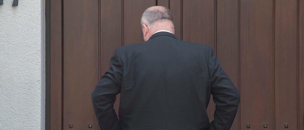 Vor verschlossenen Türen steht Walter Kohl, Sohn des verstorbenen Altkanzlers Helmut Kohl am 21.06.2017 vor dem Wohnhaus Kohls in Oggersheim.