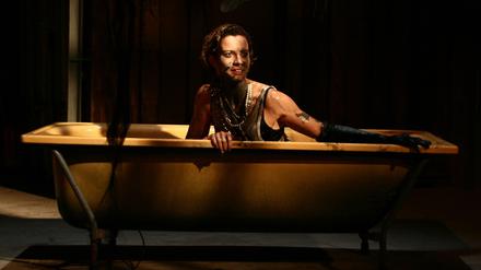 Auf der Flucht vor sich selbst. Sabrina Strehl glänzt unter der Regie von Shlomo Lieberman in der schönen Solo-Show „Blanche“, in der eine Mitdreißigerin dem Älterwerden, ihrer Einsamkeit und Angst zu entfliehen versucht.