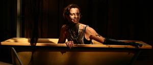 Auf der Flucht vor sich selbst. Sabrina Strehl glänzt unter der Regie von Shlomo Lieberman in der schönen Solo-Show „Blanche“, in der eine Mitdreißigerin dem Älterwerden, ihrer Einsamkeit und Angst zu entfliehen versucht.