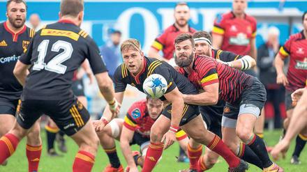 Durchkommen ist alles. Nationalspieler Jacobus Otto (Mitte) will am Sonnabend mit Heidelberg den Titel von Pforzheim zurückerobern.