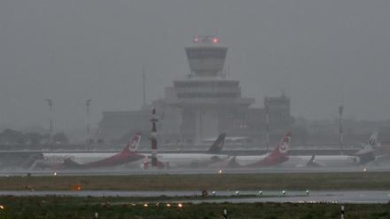 Dichter Regen am Donnerstag: Tegel schwimmt. In der Nacht zu Freitag saßen 2400 Menschen in Berliner Flughäfen fest.