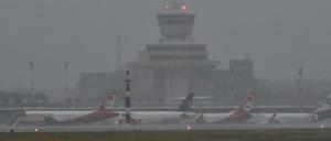 Dichter Regen am Donnerstag: Tegel schwimmt. In der Nacht zu Freitag saßen 2400 Menschen in Berliner Flughäfen fest.