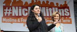 Anfang in Köln: Lamya Kaddor (am Mikrofon) hatte zur ersten "Ramadan-Friedensdemonstration" am vergangenen Wochenende aufgerufen.