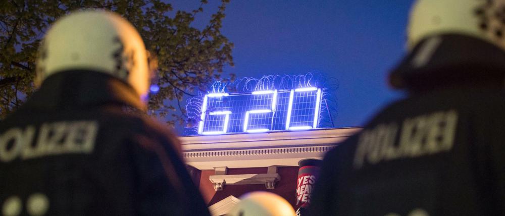 Polizeikräfte stehen in Hamburg vor dem Kulturzentrum Rote Flora.