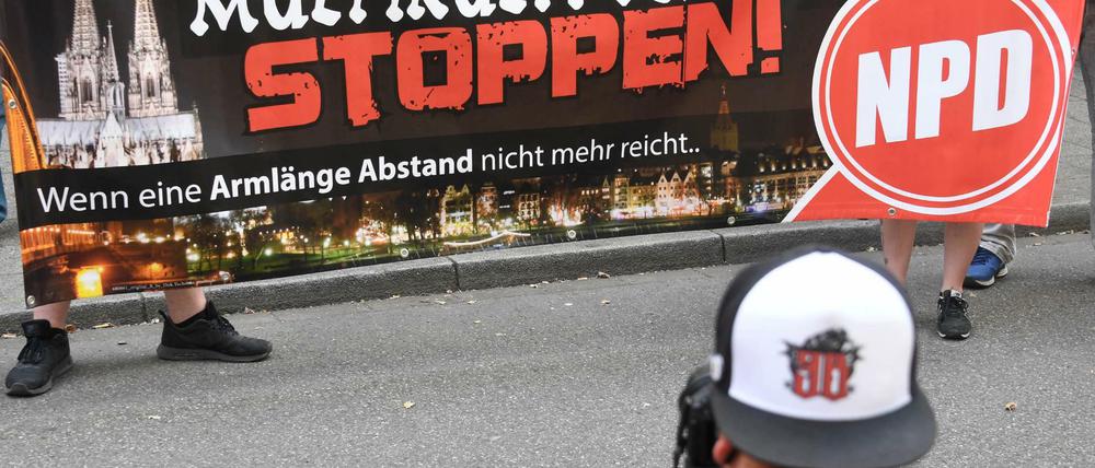 NPD-Anhänger bei einem Aufmarsch von Rechtsextremen in Karlsruhe-Durlach.