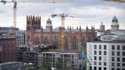 Bezahlbare Wohnungen? Fehlanzeige! Die Friedrichswerdersche Kirche verschwindet hinter Luxusbauten. 