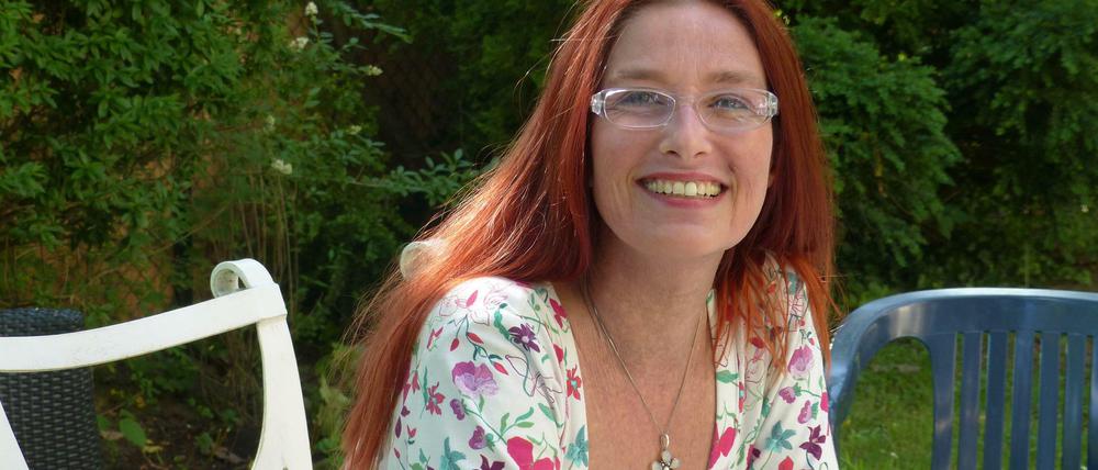 Sabine Schmidt in einem Oberteil aus ihrer eigenen Kollektion