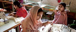 Näherinnen in einer Textilfabrik in Bangladesch.