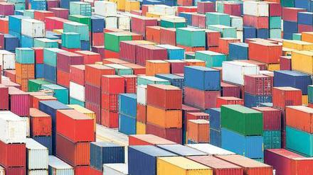 Zusammengewürfelt. Container im Hafen von Singapur. Wo heute eine Millionenstadt steht, lebten vor 200 Jahren nur ein paar malaiische Fischerfamilien.